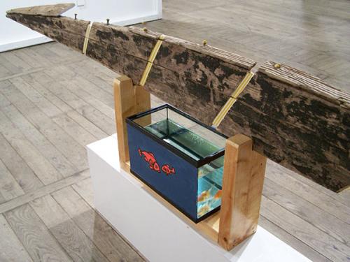 Barque et poissons rouges vivants